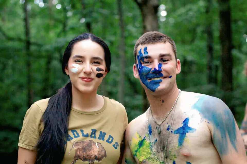 Maria Sofia Bernal con otro counselor, con la cara pintada