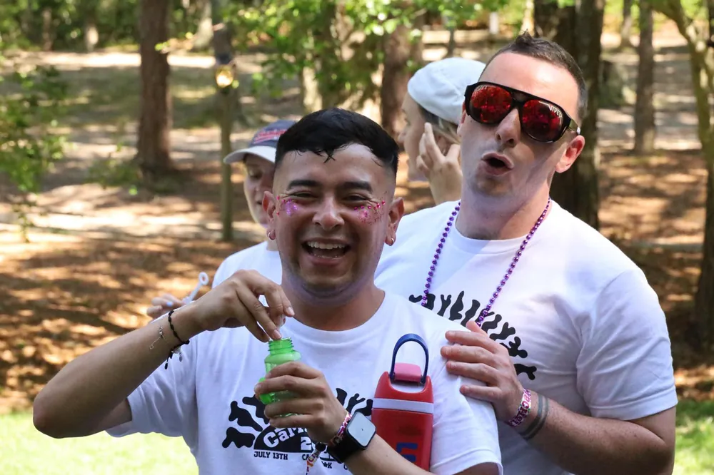Counselors divirtiéndose en el campamento