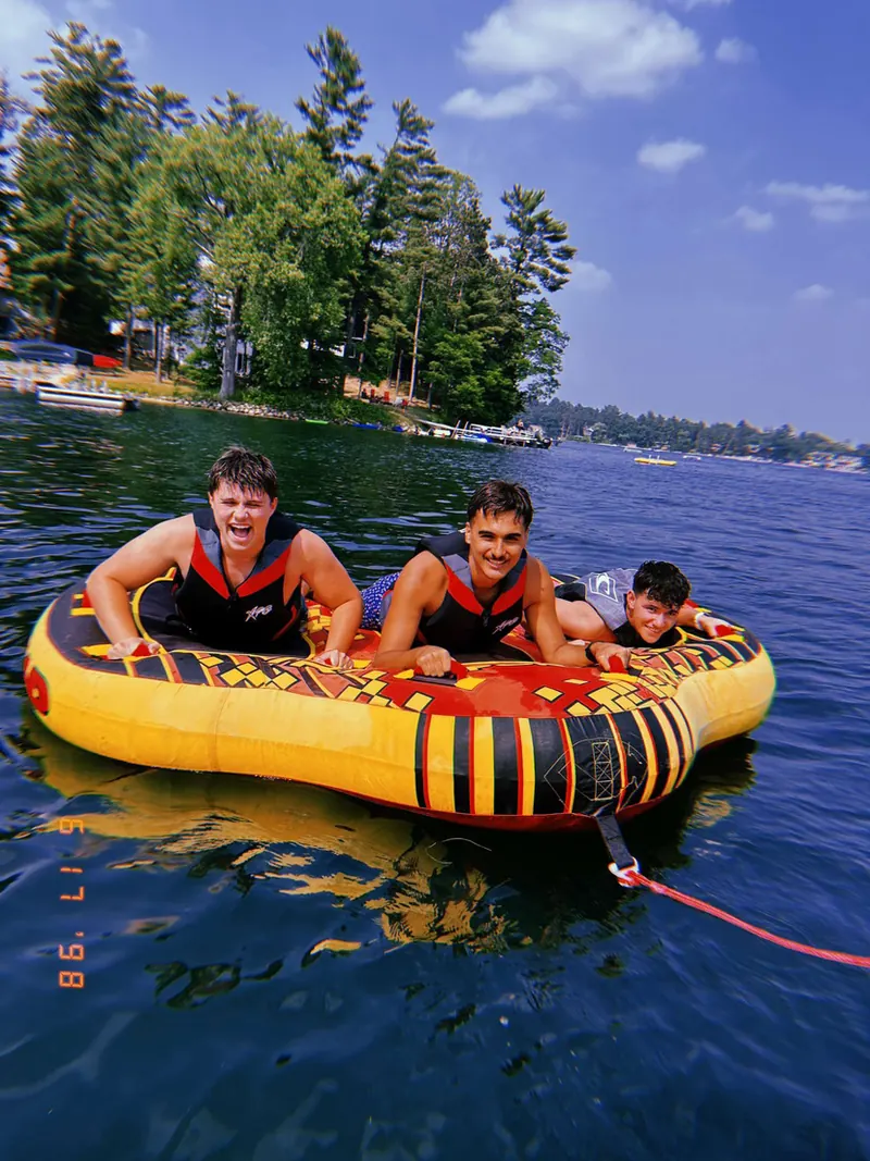 Counselors en un flotador en el lago