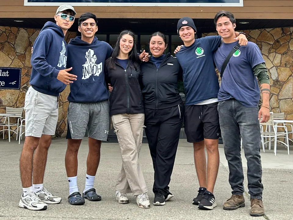 Seis travelers abrazados frente a su campamento en Estados Unidos