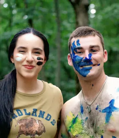 Dos counselors con la cara pintada