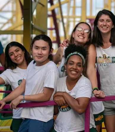 Grupo de counselors sonrientes en una feria